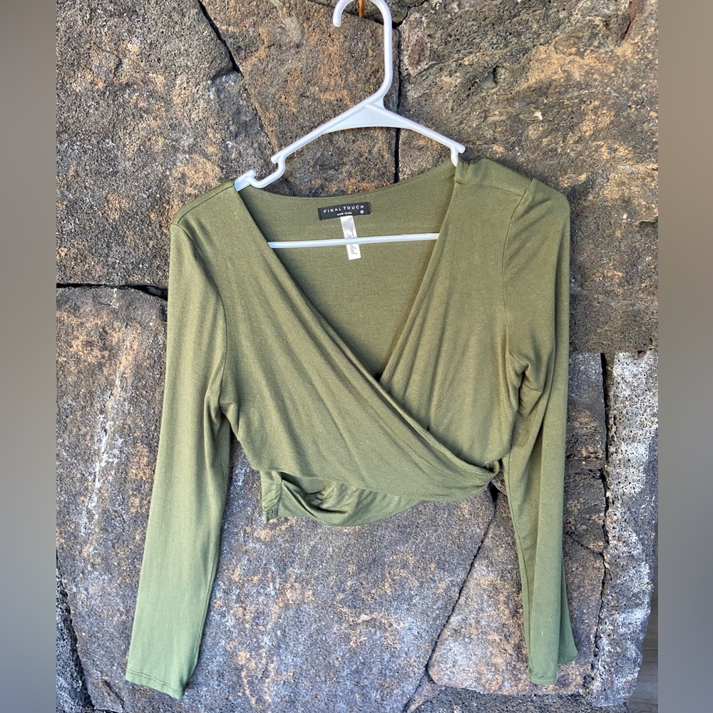 Super cute cut out long sleeve. 🐢🍾